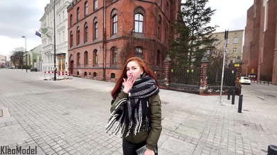 Ranmase piblik: bèl ti fi vin foutu pou yon iPhone epi li vin kom nan chat li. CleoModel